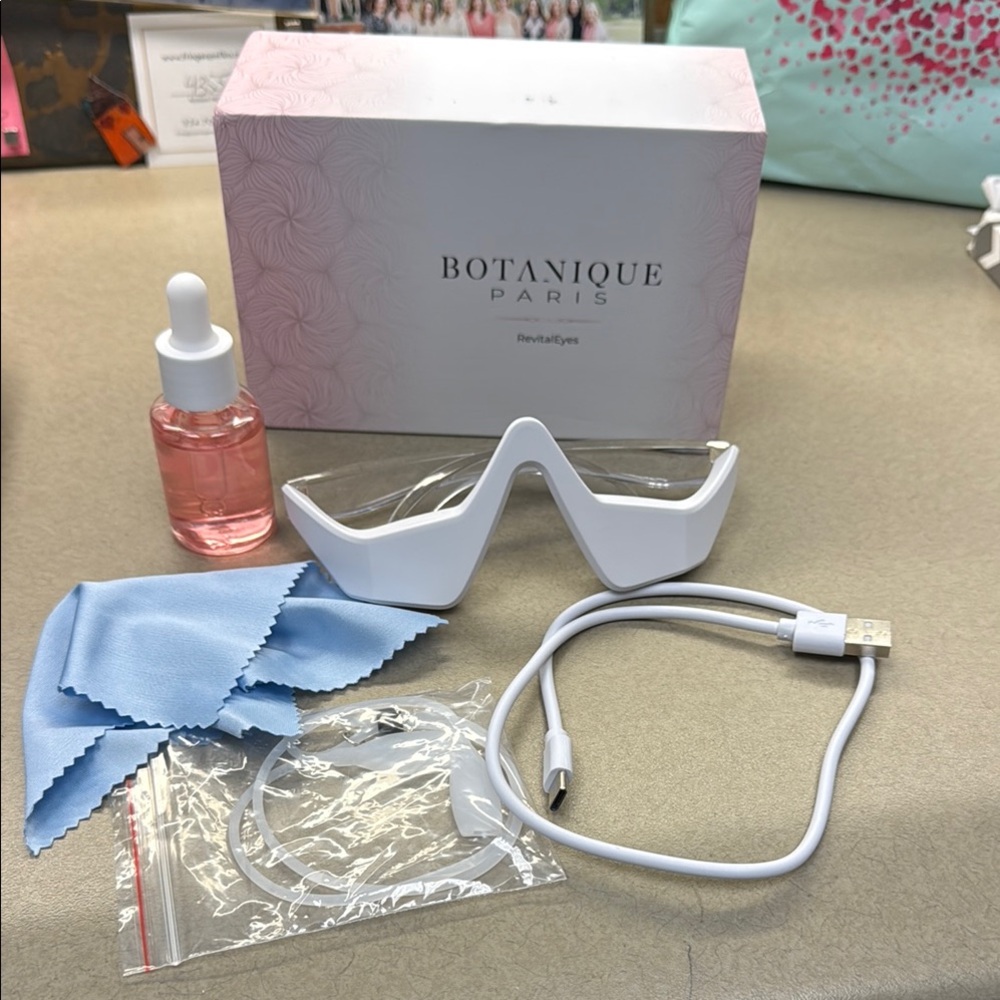 Botanique "RevitalEyes" Under Eye Red Light Therapy